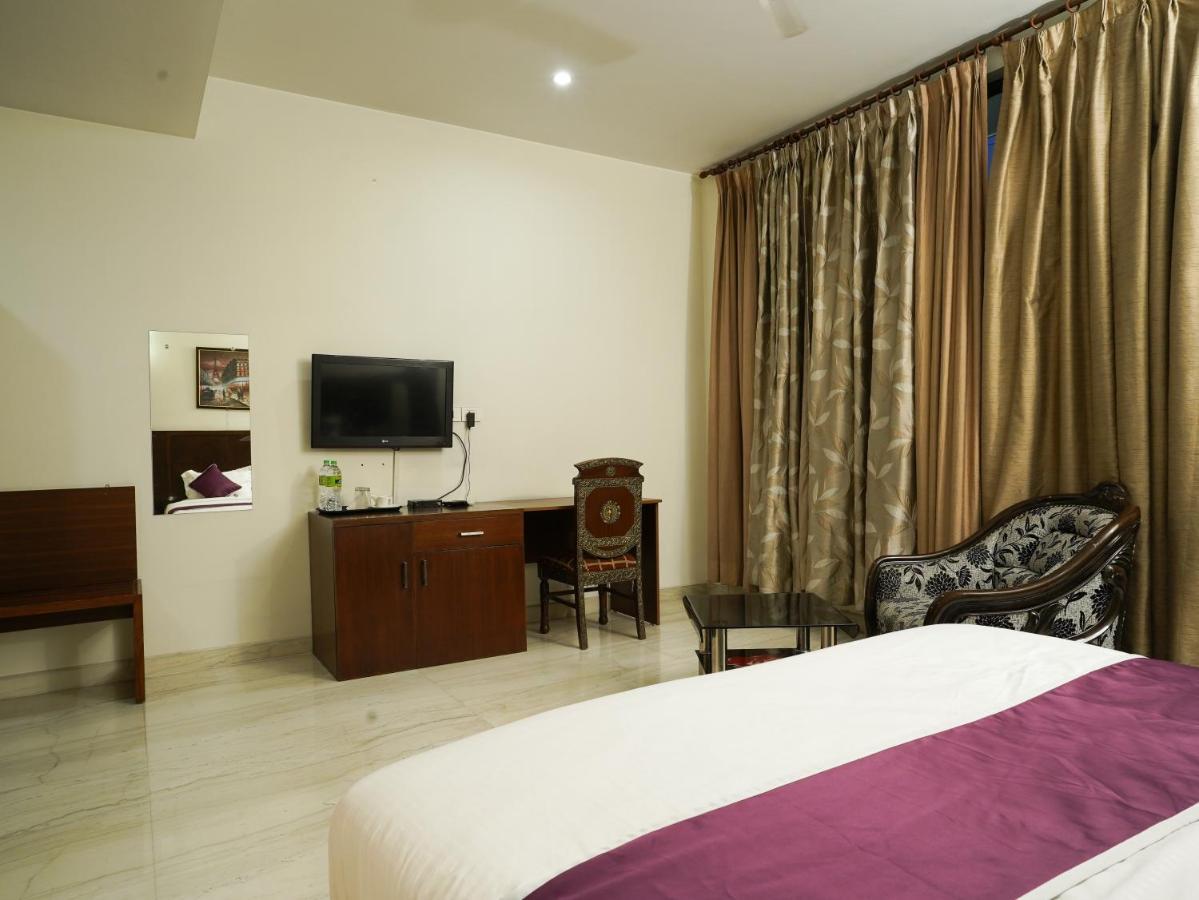 Lime Tree Hotel Sushant Lok Gurgaon Sector 29 Next To Iffco Chowk Metro מראה חיצוני תמונה
