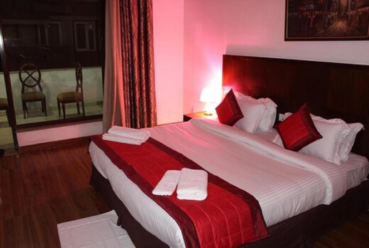 Lime Tree Hotel Sushant Lok Gurgaon Sector 29 Next To Iffco Chowk Metro מראה חיצוני תמונה