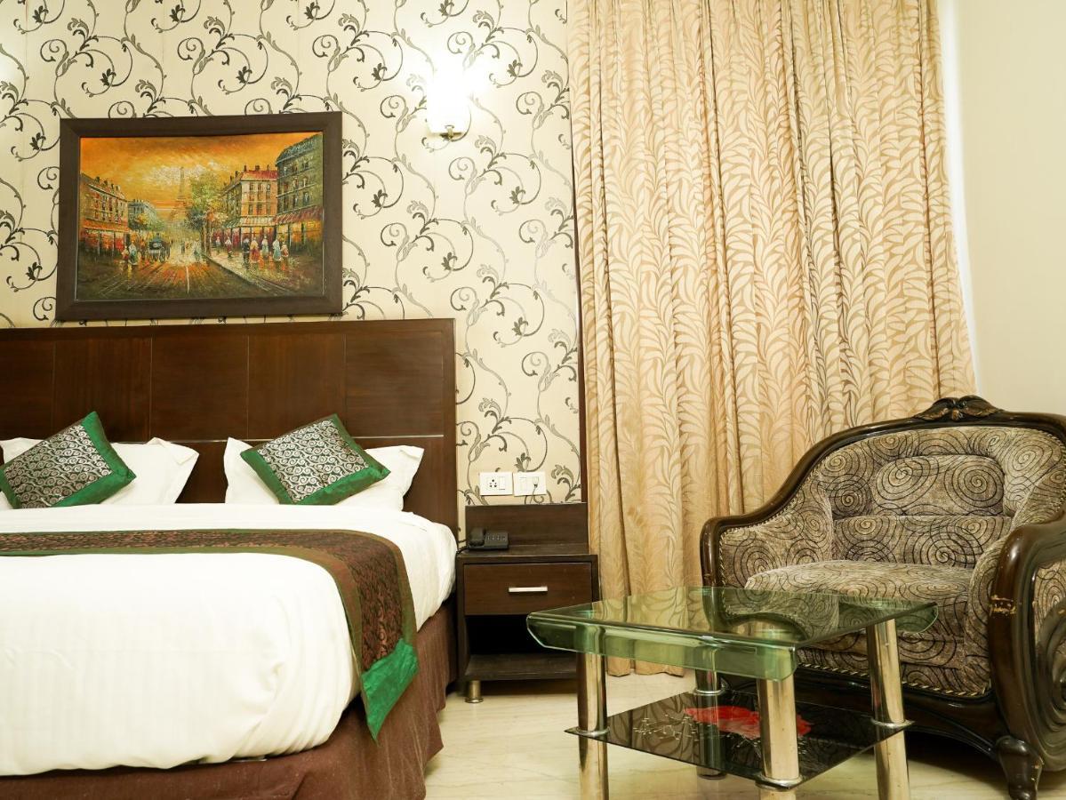 Lime Tree Hotel Sushant Lok Gurgaon Sector 29 Next To Iffco Chowk Metro מראה חיצוני תמונה