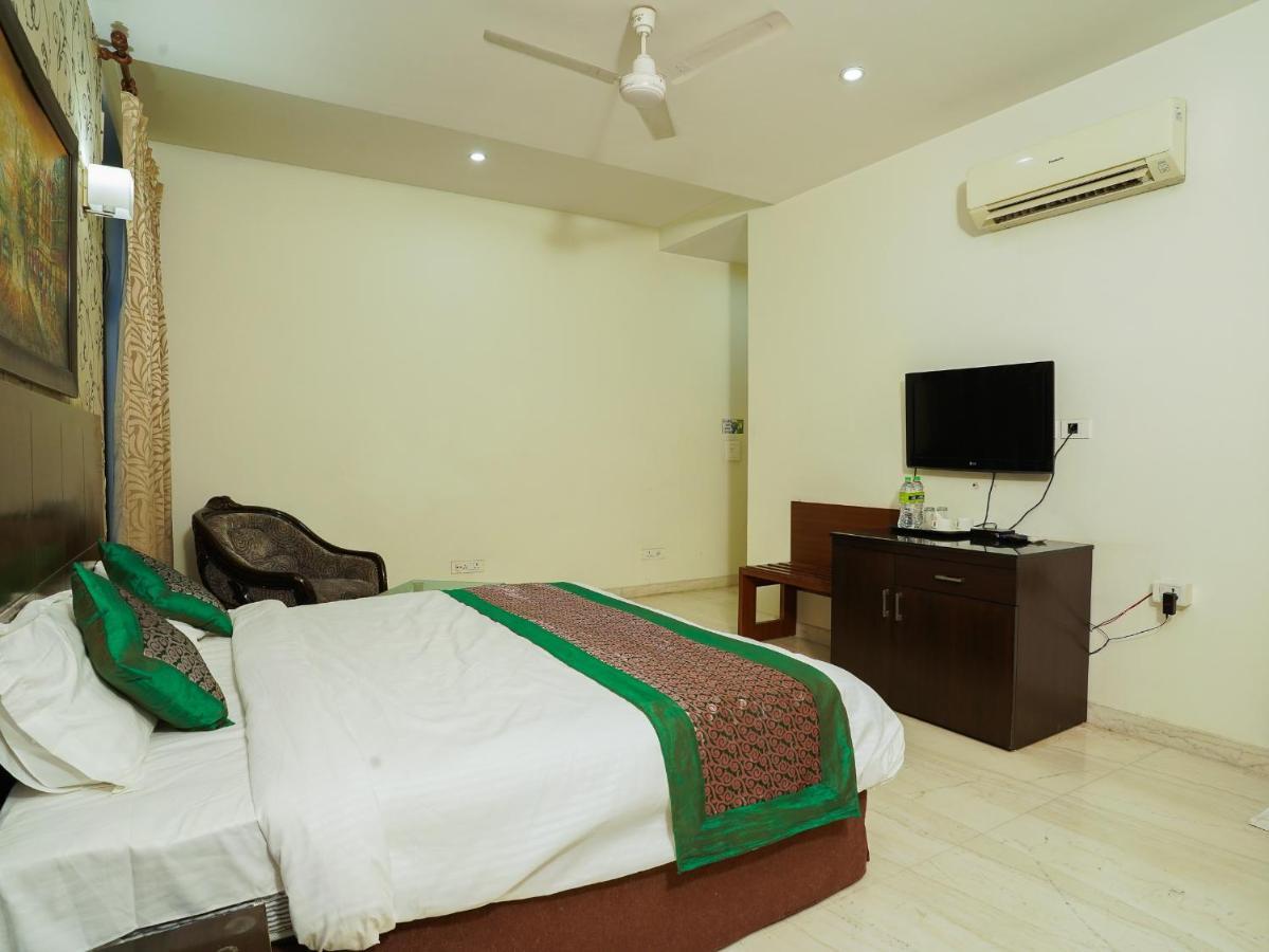 Lime Tree Hotel Sushant Lok Gurgaon Sector 29 Next To Iffco Chowk Metro מראה חיצוני תמונה