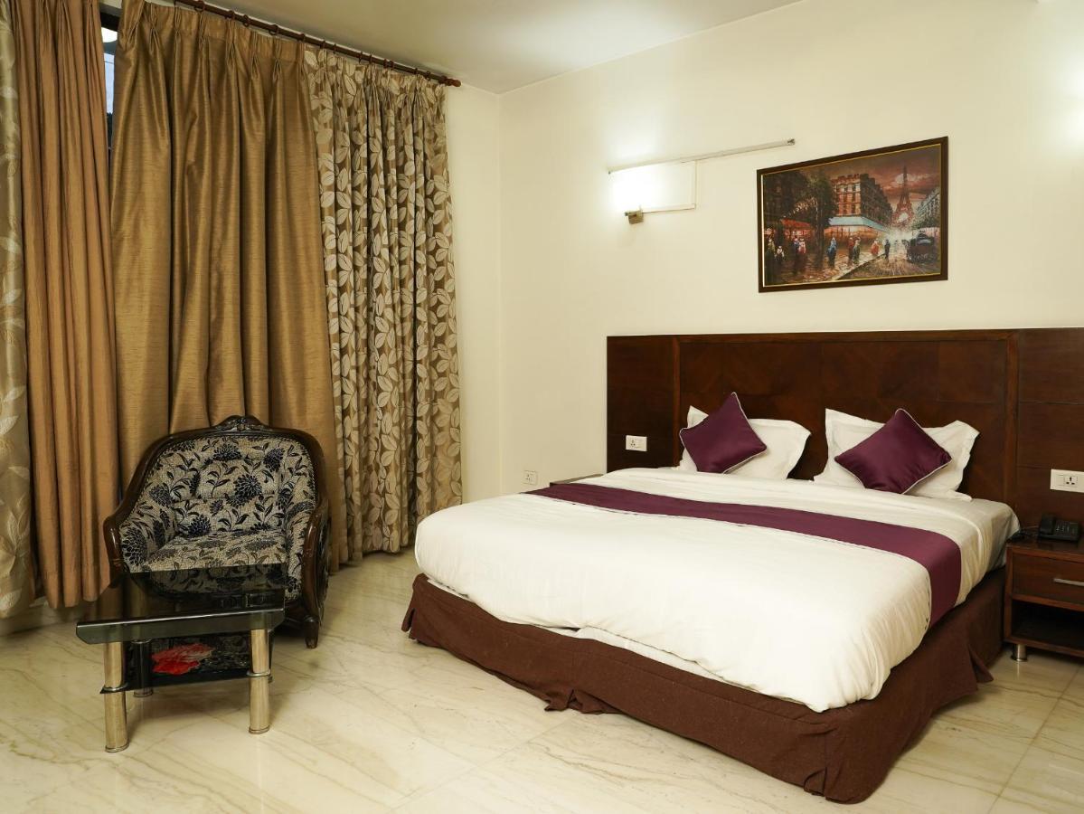 Lime Tree Hotel Sushant Lok Gurgaon Sector 29 Next To Iffco Chowk Metro מראה חיצוני תמונה