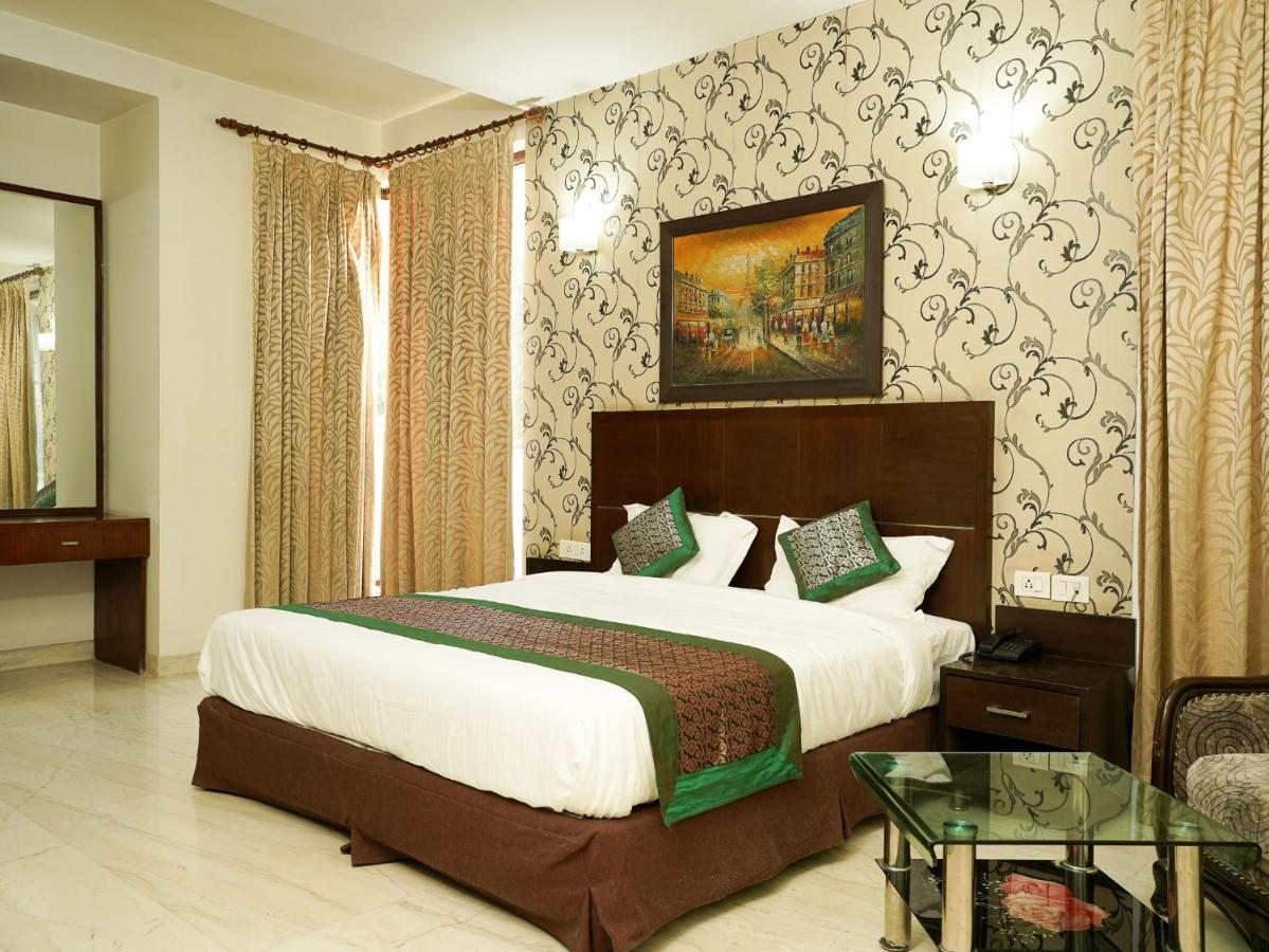 Lime Tree Hotel Sushant Lok Gurgaon Sector 29 Next To Iffco Chowk Metro מראה חיצוני תמונה