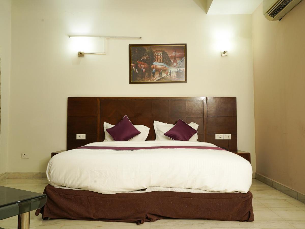Lime Tree Hotel Sushant Lok Gurgaon Sector 29 Next To Iffco Chowk Metro מראה חיצוני תמונה