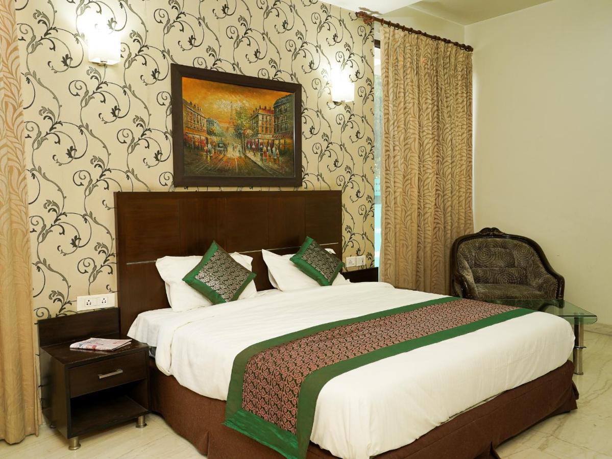 Lime Tree Hotel Sushant Lok Gurgaon Sector 29 Next To Iffco Chowk Metro מראה חיצוני תמונה