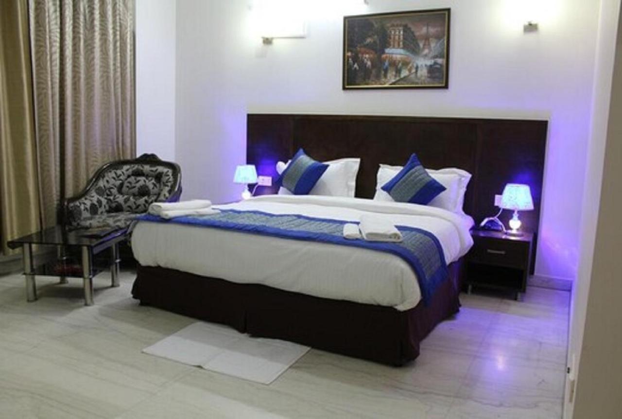 Lime Tree Hotel Sushant Lok Gurgaon Sector 29 Next To Iffco Chowk Metro מראה חיצוני תמונה