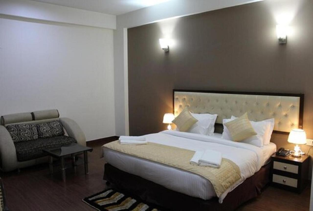 Lime Tree Hotel Sushant Lok Gurgaon Sector 29 Next To Iffco Chowk Metro מראה חיצוני תמונה