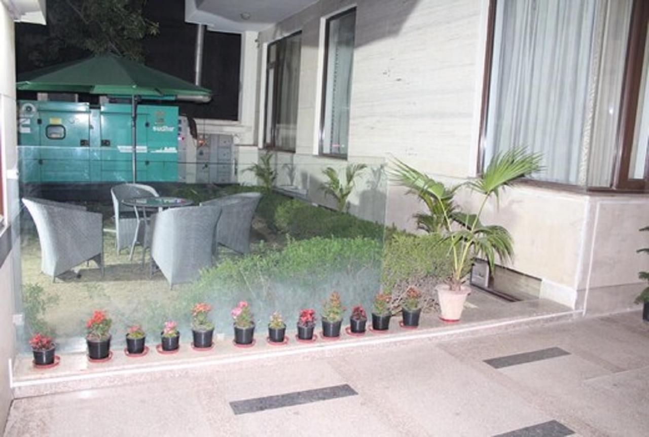 Lime Tree Hotel Sushant Lok Gurgaon Sector 29 Next To Iffco Chowk Metro מראה חיצוני תמונה
