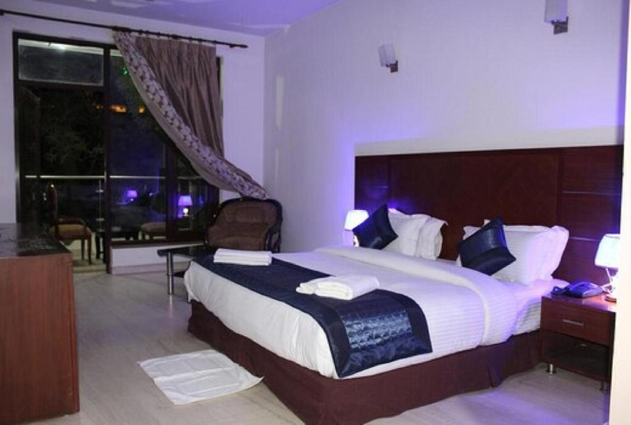 Lime Tree Hotel Sushant Lok Gurgaon Sector 29 Next To Iffco Chowk Metro מראה חיצוני תמונה