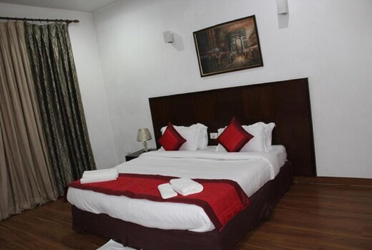 Lime Tree Hotel Sushant Lok Gurgaon Sector 29 Next To Iffco Chowk Metro מראה חיצוני תמונה