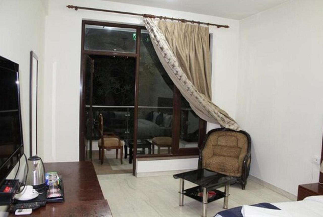 Lime Tree Hotel Sushant Lok Gurgaon Sector 29 Next To Iffco Chowk Metro מראה חיצוני תמונה