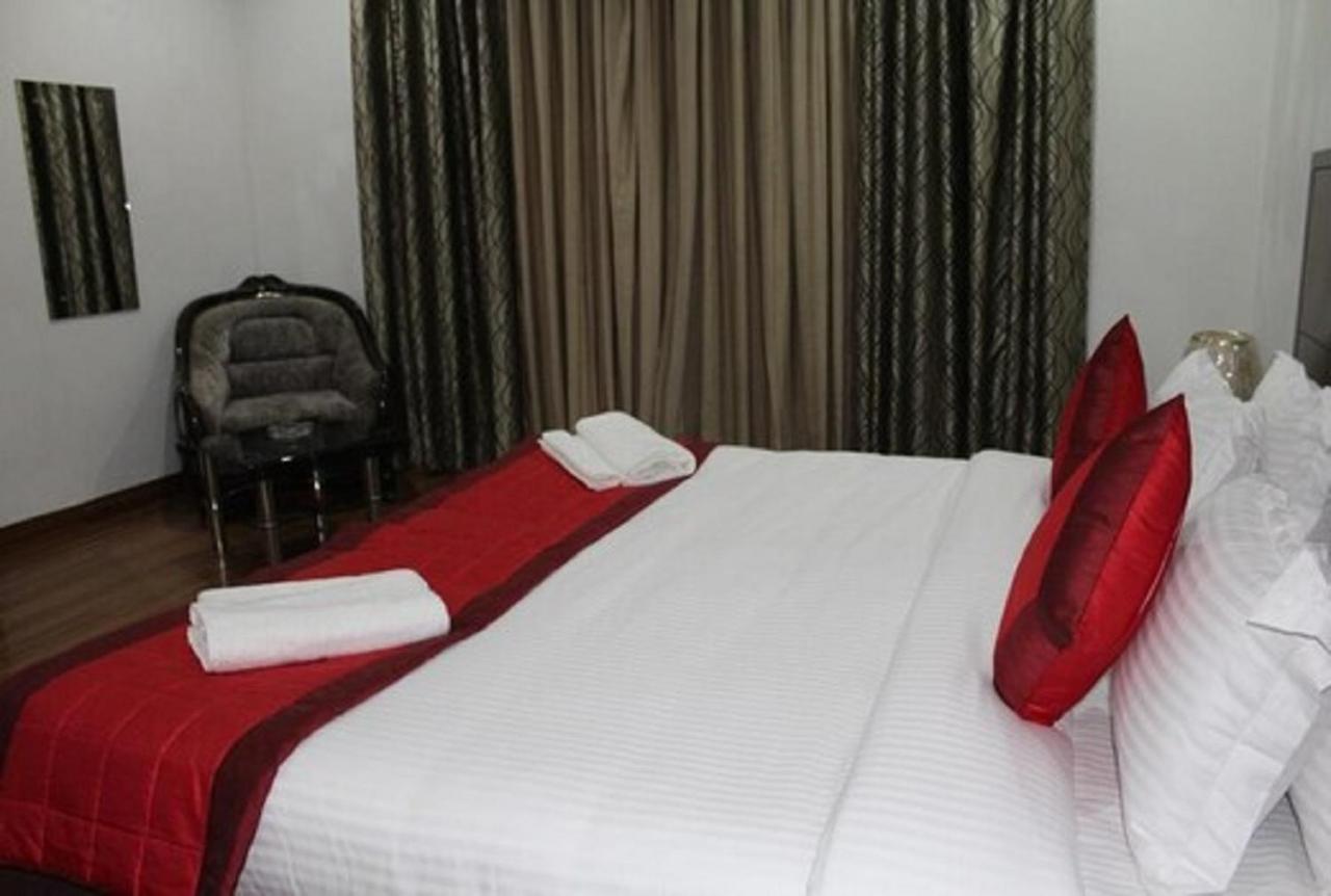 Lime Tree Hotel Sushant Lok Gurgaon Sector 29 Next To Iffco Chowk Metro מראה חיצוני תמונה