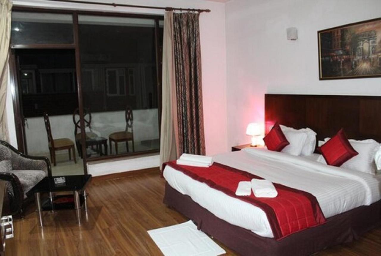 Lime Tree Hotel Sushant Lok Gurgaon Sector 29 Next To Iffco Chowk Metro מראה חיצוני תמונה
