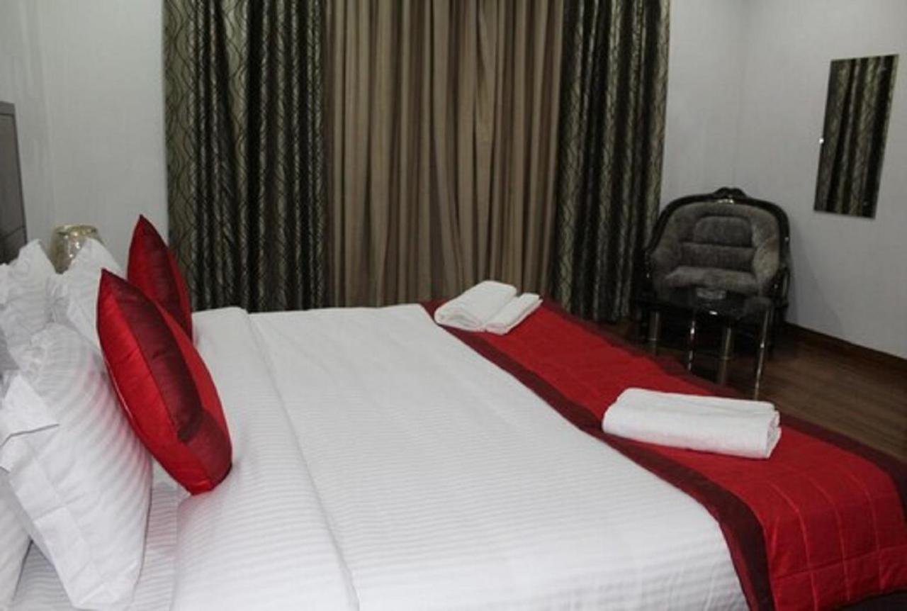 Lime Tree Hotel Sushant Lok Gurgaon Sector 29 Next To Iffco Chowk Metro מראה חיצוני תמונה