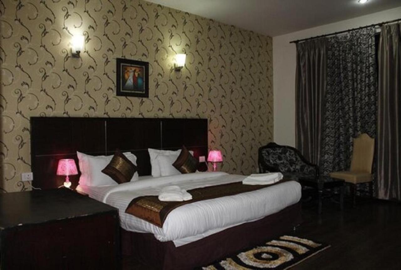 Lime Tree Hotel Sushant Lok Gurgaon Sector 29 Next To Iffco Chowk Metro מראה חיצוני תמונה