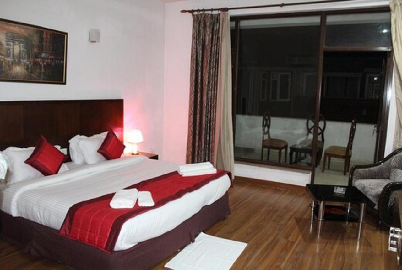Lime Tree Hotel Sushant Lok Gurgaon Sector 29 Next To Iffco Chowk Metro מראה חיצוני תמונה