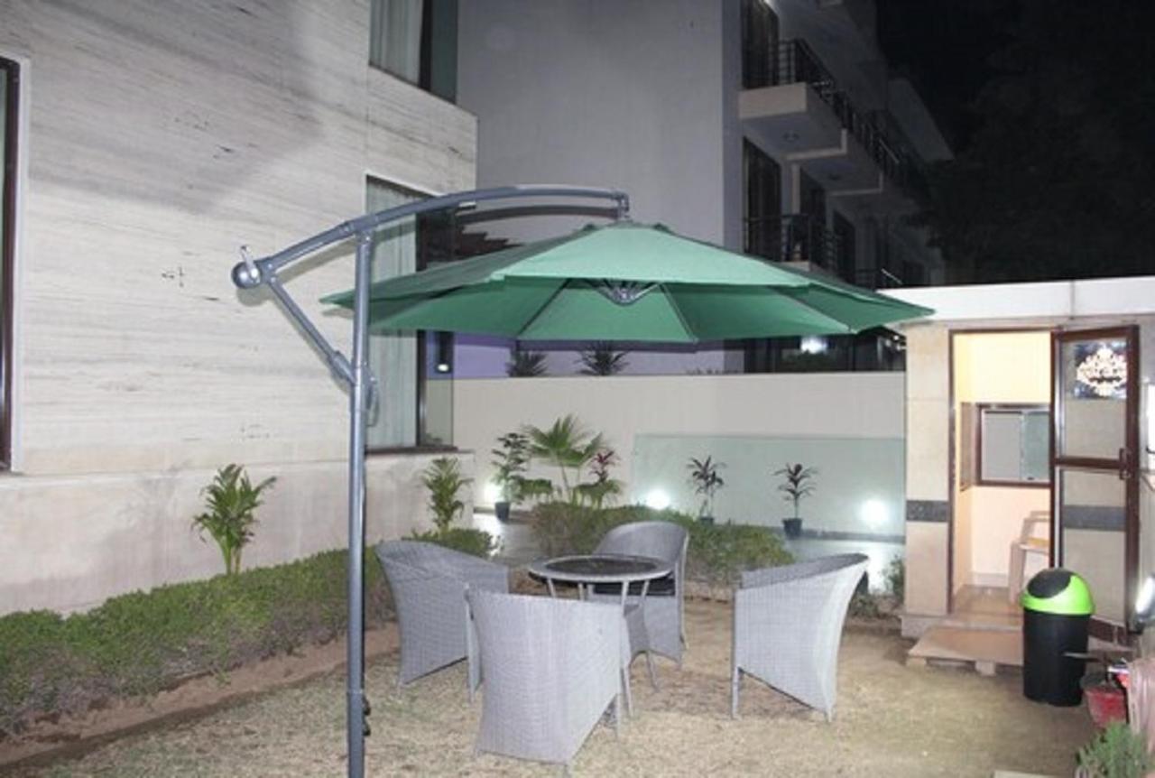 Lime Tree Hotel Sushant Lok Gurgaon Sector 29 Next To Iffco Chowk Metro מראה חיצוני תמונה