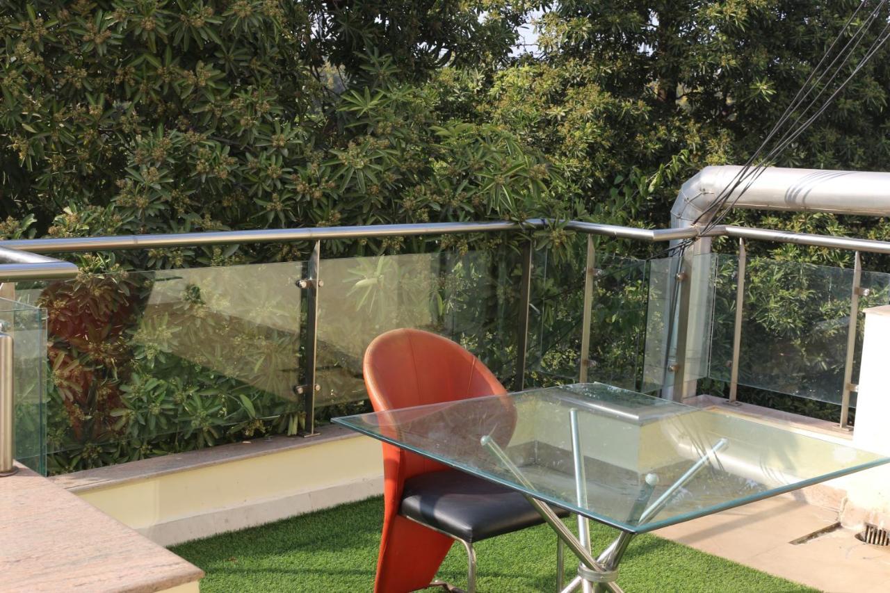 Lime Tree Hotel Sushant Lok Gurgaon Sector 29 Next To Iffco Chowk Metro מראה חיצוני תמונה