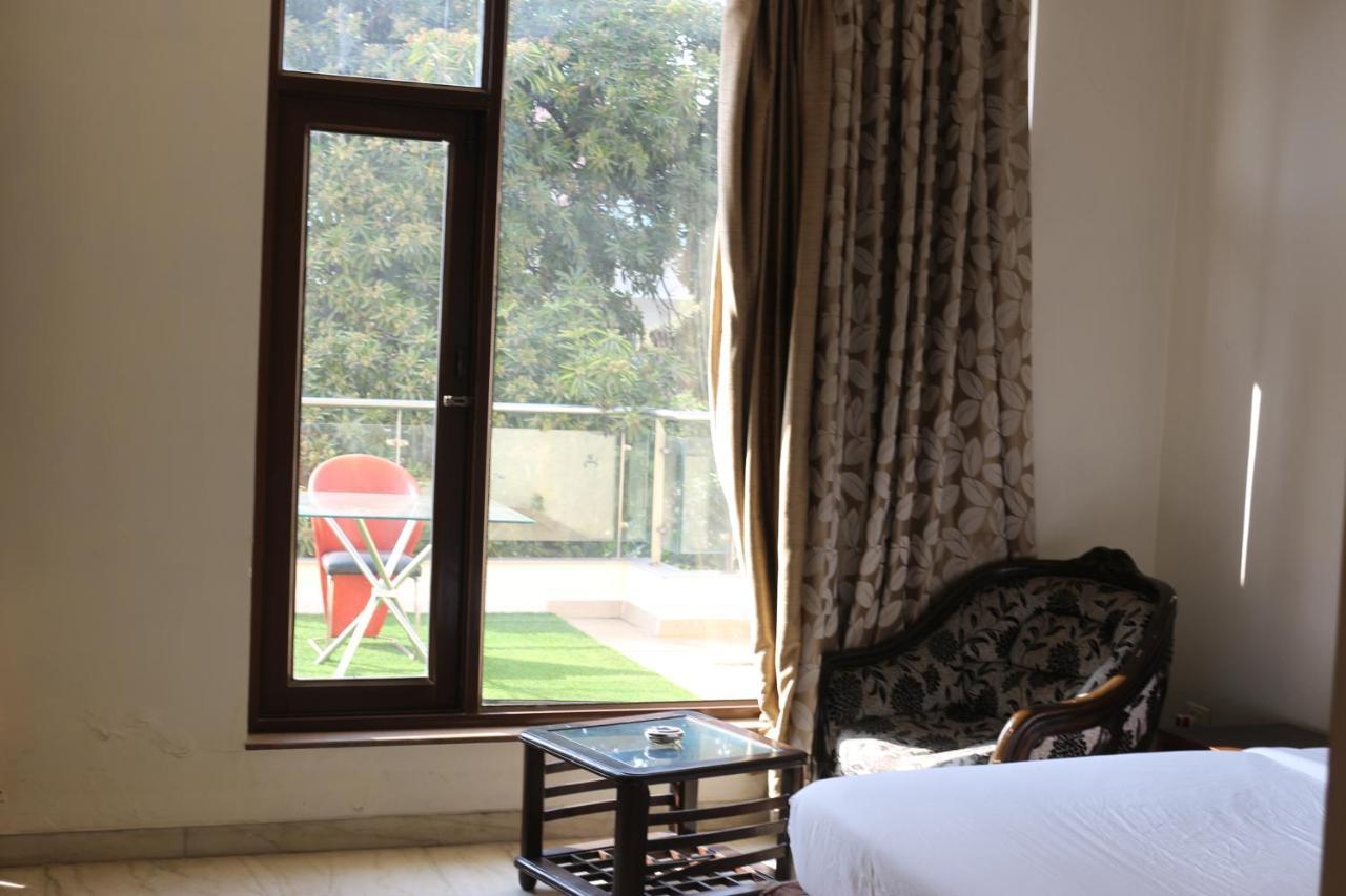 Lime Tree Hotel Sushant Lok Gurgaon Sector 29 Next To Iffco Chowk Metro מראה חיצוני תמונה